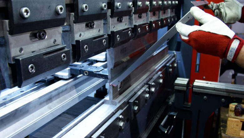 Materiał a precyzja: Jak właściwości blach kształtują proces gięcia w przemyśle metalowym